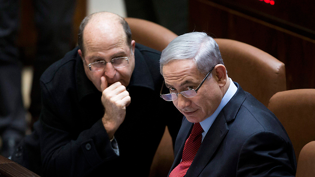 Defense Minister Ya'alon with Prime Minister Netanyahu (Photo: EPA)