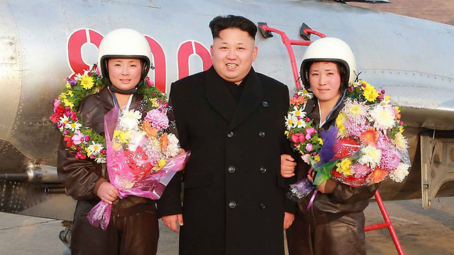 קים ג'ונג און וטייסות חיל האוויר הצפון קוריאני (צילום: AFP) (צילום: AFP)