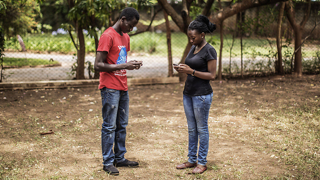 צעירים עוברים סדנה לשימוש באמצעי תקשורת במלחמה באיידס. לוסקה, זמביה                 (צילום: AFP) (צילום: AFP)