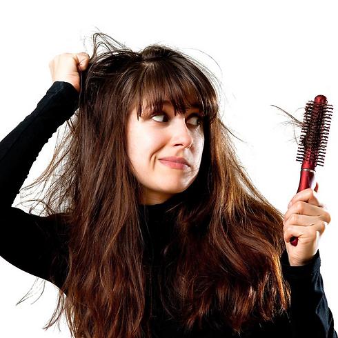חוסר איזון הורמונלי משפיע על נשירת שיער אצל נשים (צילום: shutterstock) (צילום: shutterstock)