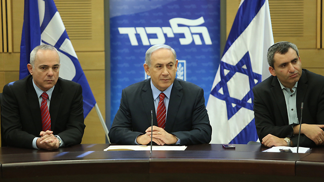 Netanyahu and Likud allies Yuval Steinitz and Ze'ev Elkin. (Photo: Gil Yohanan)