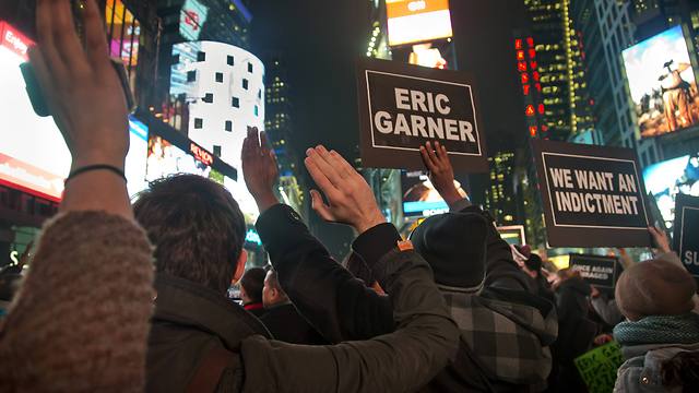 מחאה על אי העמדת השוטר שחנק את אריק גרנר (צילום: AP) (צילום: AP)