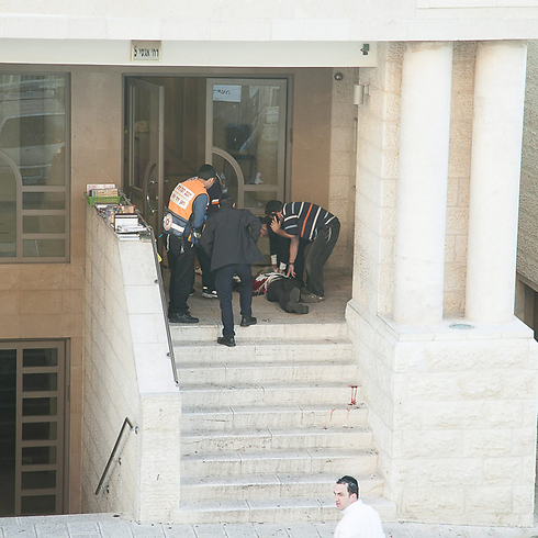 ההמולה מחוץ לבית הכנסת לפני העימות. עדים דיווחו למשטרה (צילום: זהר רוס) (צילום: זהר רוס)