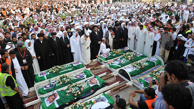 כסף רב מושקע גם בסידורי הקבורה. הלוויה בא-דלווה, סעודיה (צילום: AFP) (צילום: AFP)