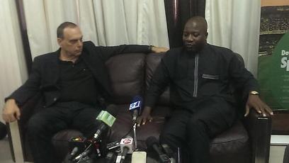 אברהם גרנט עם שר הספורט של גאנה (צילום מתוך הטוויטר) (צילום מתוך הטוויטר)
