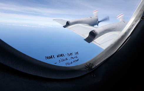 הנחיות כתובות על חלון המטוס לצוותי החיפוש שתרים אחר המטוס המלזי שנעלם (צילום: רויטרס) (צילום: רויטרס)