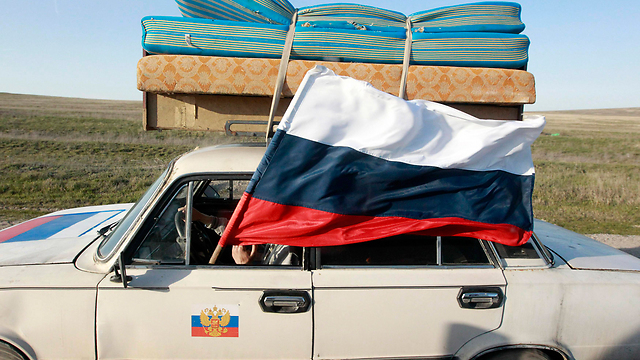 דגל רוסיה מונף בחצי האי קרים ב-2014 (צילום: רויטרס) (צילום: רויטרס)