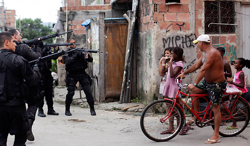 שוטרים נגד אזרחים. פאבלה בריו דה ז'ניירו, ברזיל (צילום: רויטרס) (צילום: רויטרס)