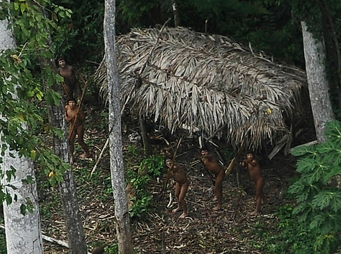 תיעוד נדיר של בני שבט אינדיאני מבודד באמזונס, ברזיל, שלא בא כנראה במגע עם האדם שמחוץ ליערות. צילום: לונאה פראצ'ו (צילום: רויטרס) (צילום: רויטרס)