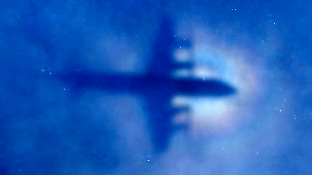 מטוס מניו זילנד מחפש אחר המטוס המלזי (צילום: רויטרס) (צילום: רויטרס)