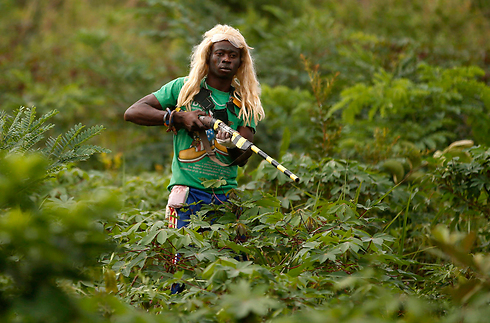 איש מיליציה נוצרית בפעולה ברפובליקה של מרכז אפריקה. צילום: גוראן טומשביץ' (צילום: רויטרס) (צילום: רויטרס)