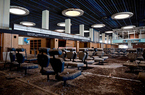 אולם הנוסעים בנמל התעופה הנטוש זה עשרות שנים של ניקוסיה, קפריסין. צילם בעיר המחולקת: ניל הול (צילום: רויטרס) (צילום: רויטרס)
