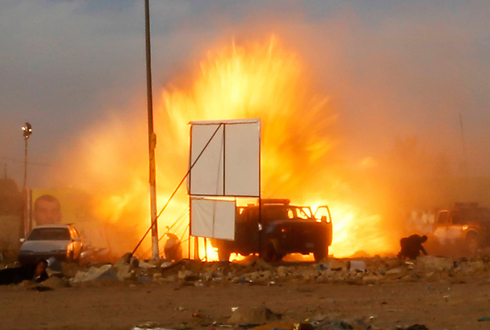 ביום של הפצצה. רגע פיצוץ מכונית תופת בבגדד, עיראק. צילם: תאאר א-סודני (צילום: רויטרס) (צילום: רויטרס)