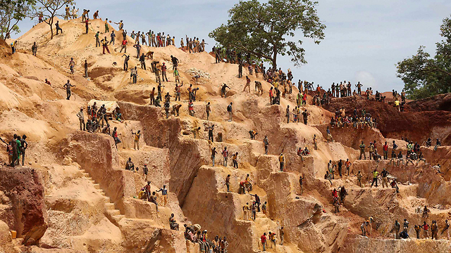 עובדים במכרה זהב באפריקה (צילום: רויטרס) (צילום: רויטרס)