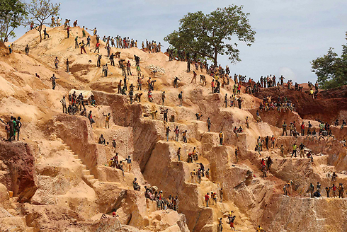 כמו נמלים. עובדים במכרה זהב במרכז אפריקה (צילום: רויטרס) (צילום: רויטרס)