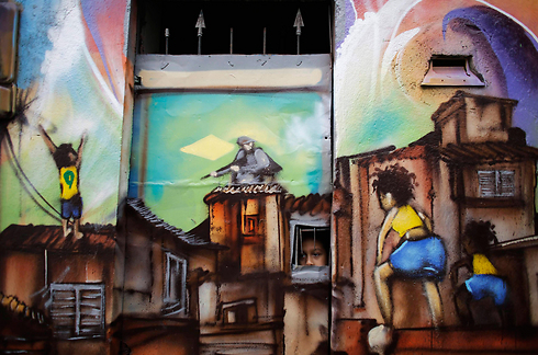 בברזיל, הקירות יכולים לדבר. גרפיטי מחאה לקראת המונדיאל בפאבלה בסאו פאולו. צילום: נאצ'ו דוצ'ה (צילום: רויטרס) (צילום: רויטרס)