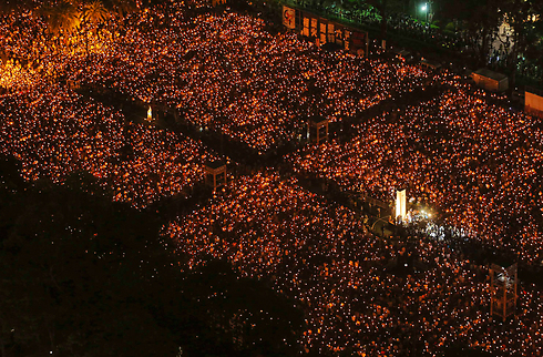 בהונג קונג קיימו עצרת המונים לילית במלאת 25 שנה לטבח טיאננמן בבייג'ינג. צילום: פול יאונג (צילום: רויטרס) (צילום: רויטרס)