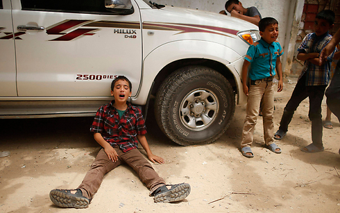 גם את התמונה הזו, מעזה, הכתירו ברויטרס לאחת מתמונות השנה. מוחמד סאלם תיעד ילד פלסטיני לאחר הפצצה ישראלית (צילום: רויטרס) (צילום: רויטרס)