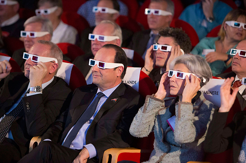 נשיא צרפת, פרנסואה הולנד, רואה את העולם בתלת-ממד (צילום: רויטרס) (צילום: רויטרס)