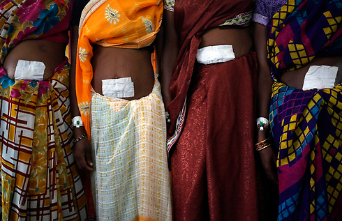 נשים שעברו עיקור בהודו. לא פעם, זה נגמר בסיבוכים בריאותיים קשים, ועל ההשלכות הנפשיות - בכלל אין מה לדבר. צילום: אנינדיטו מוקהרג'י (צילום: רויטרס) (צילום: רויטרס)