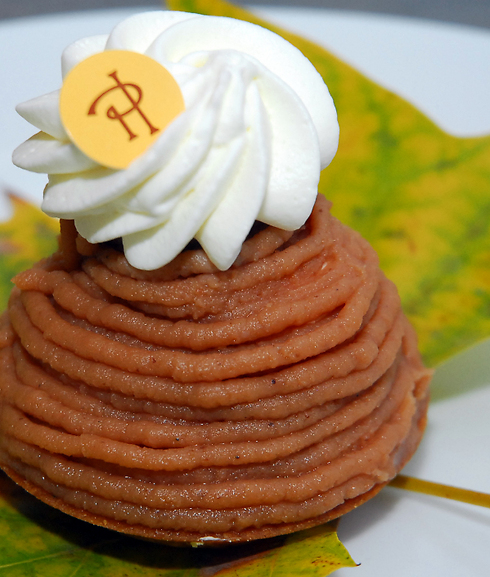 רטרו-פטיסרי: "מונבלאן" - עוגת ערמונים של השף-קונדיטור פייר הרמה (צילום: יפה עירון קוץ) (צילום: יפה עירון קוץ)