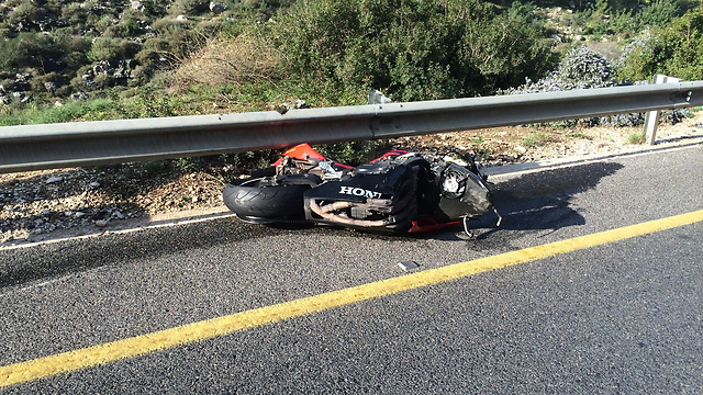 האופנוע מוטל בצד הכביש (צילום: דוברות מד"א) (צילום: דוברות מד