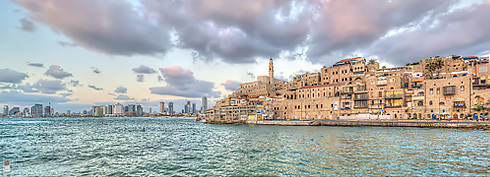 נמל יפו העתיקה, וברקע טיילת חומת הים ומגדליה של תל אביב (צילום: איתי בודל)