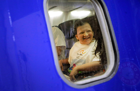 נתנאל אפשטיין, בן 14, מחייך בעודו יושב במושב המטוס שלא מתכנן להמריא הפעם (צילום: AP) (צילום: AP)