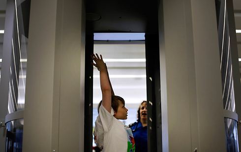 קמרון וינסון, בן 11, מרים את ידיו בעמדת הסריקה הגופנית (צילום: AP) (צילום: AP)