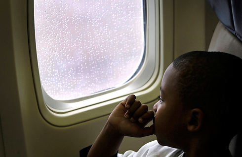 חביאר פרי, בן 5, מביט מבעד לחלון המטוס (צילום: AP) (צילום: AP)