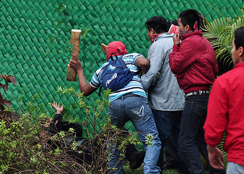 מפגינים מכים שוטר בהפגנה במכסיקו, בעקבות היעלמות 43 סטודנטים (צילום: רויטרס) (צילום: רויטרס)
