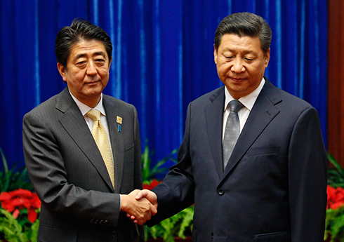 כמה חשק. נשיא סין וראש ממשלת יפן, שתי מדינות שיש ביניהן מתיחות וסכסוך טריטוריאלי, לוחצים ידיים. צילום: קים קיונג הון (צילום: רויטרס) (צילום: רויטרס)