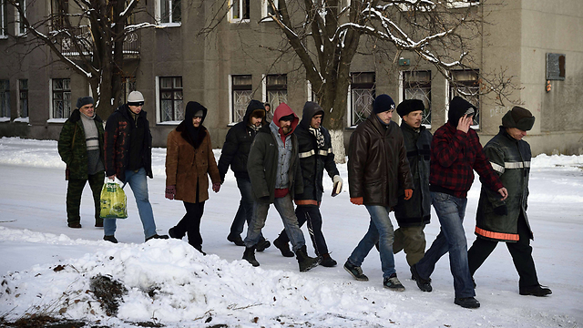 בדרך לעבודה, ב-9 בבוקר. האסירים בשלג (צילום: AFP) (צילום: AFP)
