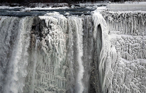 גל קור אדיר היכה בחורף שעבר בארה"ב, וגם מפלי הניאגרה המפורסמים קפאו. צילום: ארון אריס (צילום: רויטרס) (צילום: רויטרס)