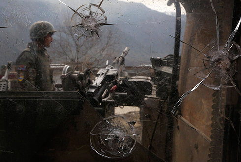 חייל אפגני מבעד לזכוכית מחוררת מכדורים. צילום: עומר סובחאני (צילום: רויטרס) (צילום: רויטרס)