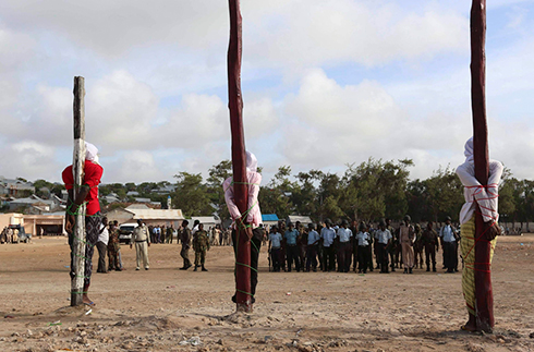 הוצאה להורג בכיתת יורים של מחבלים שביצעו פיגועים בסומליה. צילום: פייסל עומר (צילום: רויטרס) (צילום: רויטרס)