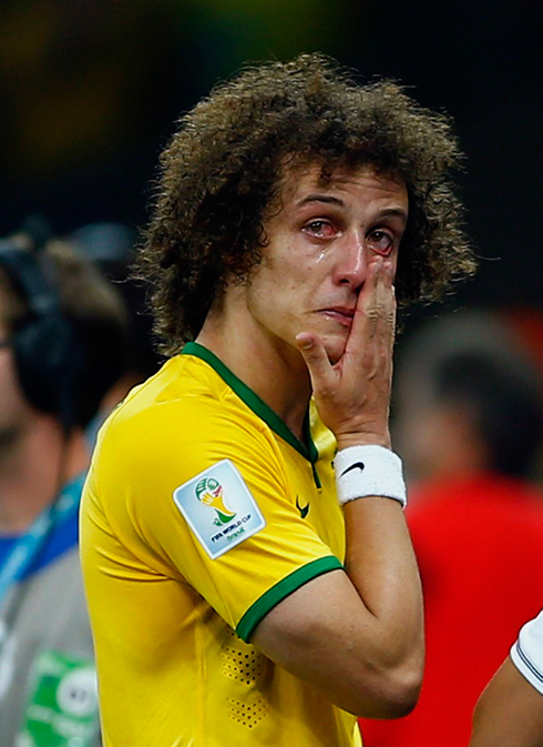 דוד לואיז מנבחרת ברזיל מוחה את הדמעות, אחרי התבוסה ההיסטורית 7:1 לגרמניה בחצי גמר המונדיאל. צילום: אדי קו (צילום: רויטרס) (צילום: רויטרס)