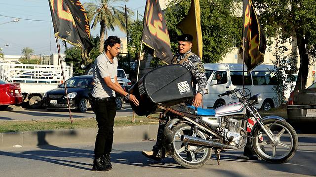 שוטר עורך חיפוש באופנוע של חודייר (צילום: AP) (צילום: AP)