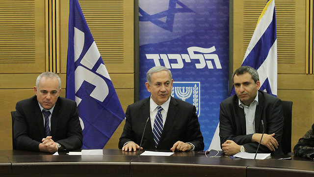 Steinitz, Netanyahu, and Elkin at Likud meeting (Photo: Ido Erez)