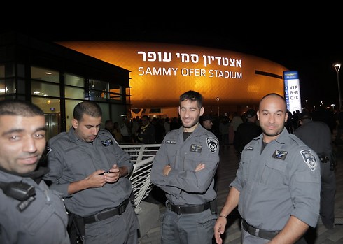שוטרים מחוץ לאיצטדיון (צילום: ראובן שוורץ) (צילום: ראובן שוורץ)