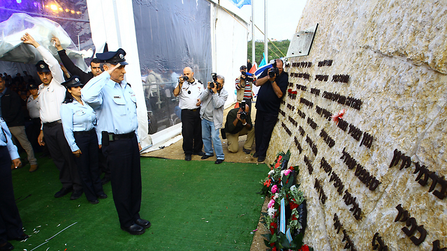 מפכ"ל המשטרה דנינו באנדרטה לזכר 44 הנספים ()