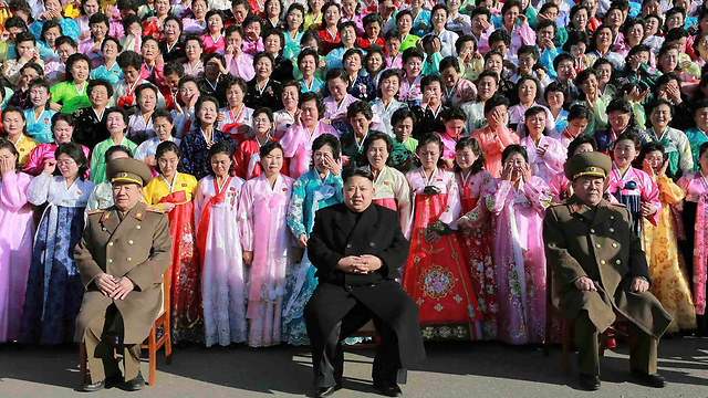 המנהיג קים ונשים צפון קוריאניות. חזרה פירושה מוות (צילום: רויטרס) (צילום: רויטרס)