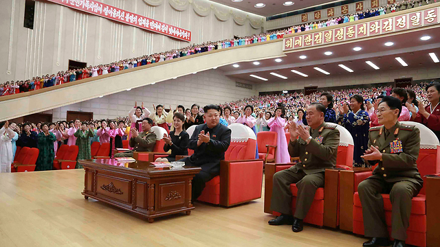 קים ג'ונג און וצמרת המשטר (צילום: רויטרס) (צילום: רויטרס)