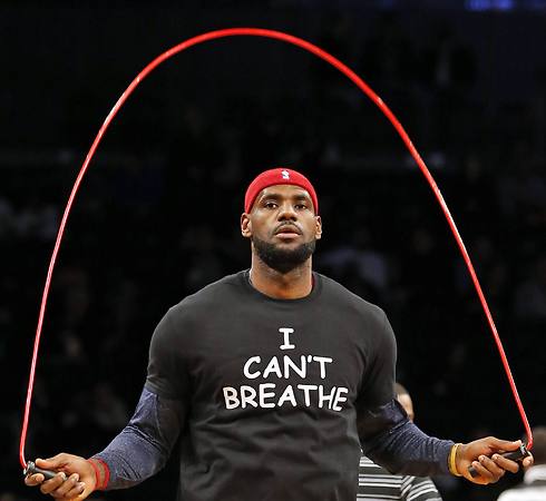 לברון ג'יימס עם החולצה "אני לא יכול לנשום", שהפכה לסמל המאבק (צילום: AP) (צילום: AP)