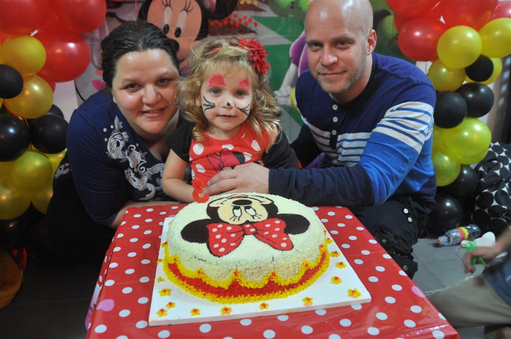 פאולה וינקלר עם בעלה ובתה. עוגות זילוף הן ה-טרנד ()