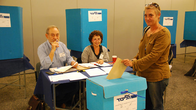 Likud delegates voting on early primaries (Photo: Likud)