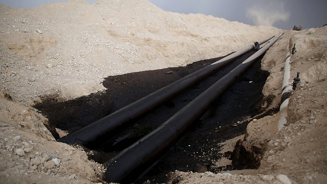 The Evrona oil spill was caused by a burst pipeline (Photo: EPA)