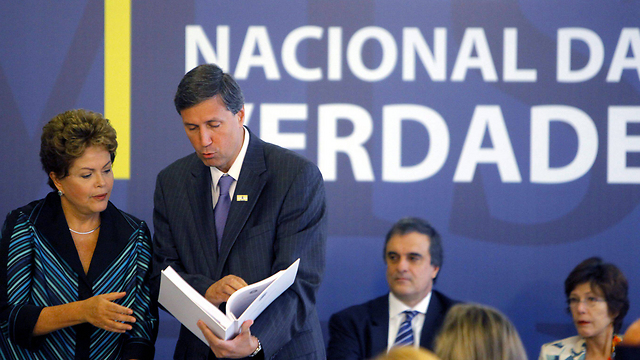 נשיאת ברזיל מקבלת את הדו"ח הקשה מ"ועדת האמת הלאומית" (צילום: EPA) (צילום: EPA)