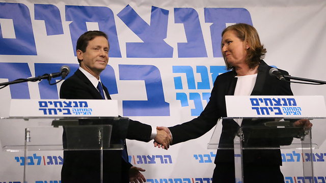 Herzog and Livni shake hands after their joint news conference (Photo: Motti Kimchi) (Photo: Moti Kimchi)