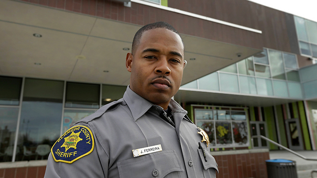 השוטר פריירה. "חייב להוכיח את עצמי גם לשחורים וגם למשטרה" (צילום: AP) (צילום: AP)